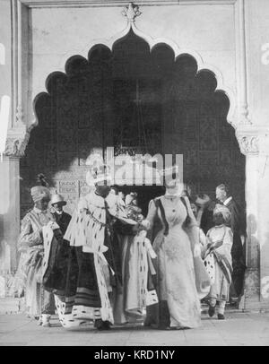 King George V und Königin Mary sich in ihre Gewänder und Kronen, sich ihrem Indischen Themen zu zeigen, nach der Krönung Durbar Zeremonie in Delhi, Indien. 12. Dezember 1911 Stockfoto