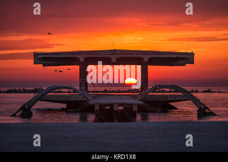 Die Brücke verlassen am Meer im Schwarzen Meer Mamaia Resort, Constanta, Rumänien. Die Brücke über dem Schwarzen Meer, Küste und Meer mit blauem Wasser Stockfoto