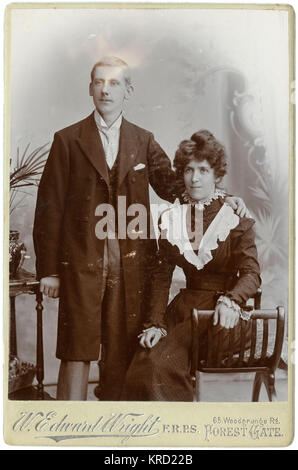 Ein junges viktorianisches Paar in bester Kleidung Stockfoto