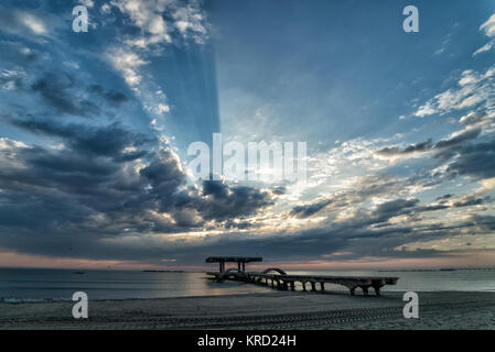 Die Brücke verlassen am Meer im Schwarzen Meer Mamaia Resort, Constanta, Rumänien. Die Brücke über dem Schwarzen Meer, Küste und Meer mit blauem Wasser Stockfoto