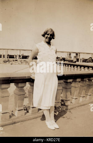 Junge Frau im Urlaub Stockfoto