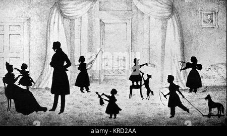 Eine charmante Silhouette einer Familie Gruppe eine Mutter und Vater durch ihre sechs Kinder umgeben. Spielt man mit einem hölzernen Pferd auf Rädern, das andere mit einem Diabolo, ein kleines Mädchen spielt eine Violine und zwei weitere Spiele mit einer Puppe und der Hund der Familie. Schließlich, Mutter unterhält das Baby auf dem Schoß. Datum: C 1830 Stockfoto