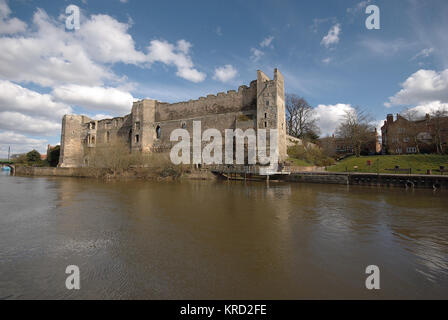 Blick auf Newark Castle, Newark-on-Trent, Nottinghamshire, von der anderen Flussseite. Das Gebäude wurde Anfang des 13. Jahrhunderts rekonstruiert, und König John von England starb dort in der Nacht des 18. Oktober 1216. Stockfoto