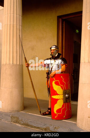 Ein Schauspieler, gekleidet als römischer Soldat, Mitglied der Ermine Street Guard, im Isca Amphitheater, Caerleon, Monmouthshire, Wales. Stockfoto