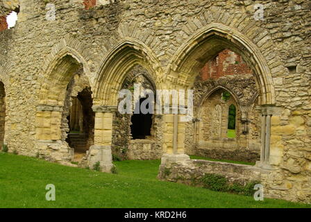 Eine Nahaufnahme der Ruinen von Netley Abbey, in der Nähe von Southampton, Hampshire. Die Abtei war eine Zisterzienserstiftung von 1239, die von König Heinrich III. Gespendet wurde Stockfoto