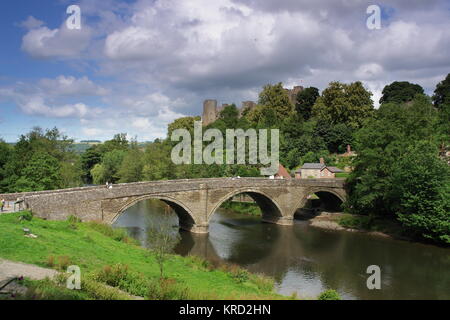 Blick auf die Dinham Bridge über den Fluss Teme in Shropshire, mit Ludlow Castle. Stockfoto