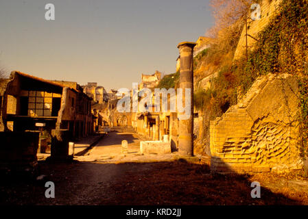 Teil der Ruinen von Herculaneum, Italien. Wie Pompeji wurde die Stadt 79 v. Chr. bei einer Reihe von Ausbrüchen des Vesuvs zerstört. Stockfoto