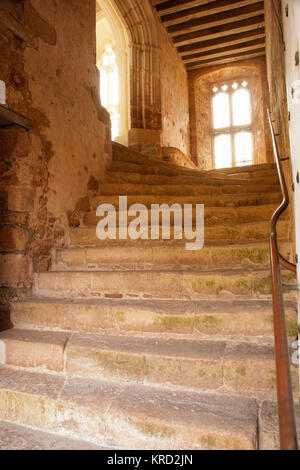 Blick auf eine Treppe in der Cleeve Abbey, einem ehemaligen Zisterzienserkloster in der Nähe von Watchet, Somerset. Stockfoto