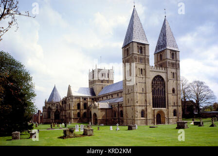 Blick auf die Westseite der Southwell Minster, in der Nähe von Newark, Nottinghamshire. Der vollständige Name ist die Kathedrale und Pfarrkirche der Heiligen Jungfrau Maria. Stockfoto