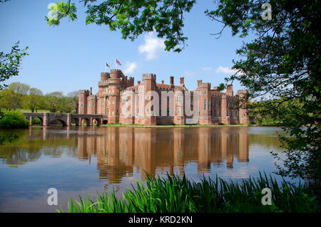 Blick auf Herstmonceux Castle, East Sussex, über den Burggraben. Stockfoto