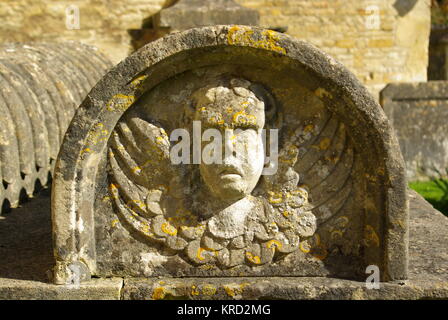 Grabsteindetails im Friedhof der St. Mary's Church, im Dorf Bibury, Cotswolds, Gloucestershire. Stockfoto