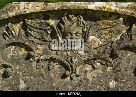 Grabsteindetails im Friedhof der St. Mary's Church, im Dorf Bibury, Cotswolds, Gloucestershire. Stockfoto