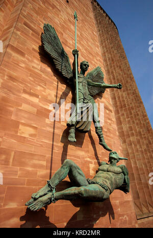 Bronzeskulptur mit dem Titel St. Michaels Sieg über den Teufel, an einer Außenwand der Coventry Cathedral. Es wurde 1958 von Sir Jacob Epstein geformt, um den Wiederaufbau von Coventry und den Sieg über das Böse des Zweiten Weltkriegs zu feiern. Stockfoto