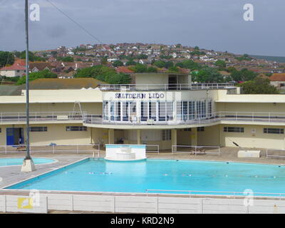 Blick auf Saltdean Lido, Brighton und Hove, East Sussex, im Art déco-Stil, entworfen vom Architekten R.W.H. Jones und erbaut im Jahr 1938. Ursprünglich wurde der Status der Kategorie II in die Kategorie English Heritage aufgenommen und im März 2011 auf die Kategorie II* aufgewertet. Stockfoto