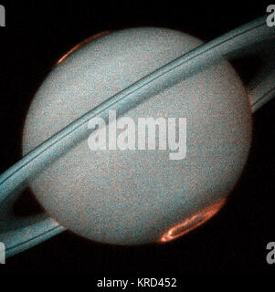 Dies ist das erste Bild von UV-Saturn Aurora von der Space Telescope Imaging Spectrograph (STIS) an Bord des Hubble Space Telescope im Oktober 1997, als Saturn wurde ein Abstand von 810 Mio. km (1,3 Milliarden Kilometer von der Erde entfernt. Das neue Instrument, als Kamera, bietet mehr als zehn Mal die Empfindlichkeit der vorherigen Hubble Instrumente im Ultraviolett. STIS Bilder enthüllen Detail noch nie zuvor in der spektakulären Polarlicht Vorhänge aus Licht, das Umkreisen Saturn s Nord- und Südpol und mehr als tausend Meilen über die Cloud tops Aufstieg gesehen. Aurora Saturn Stockfoto