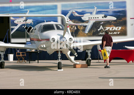 Michael Jones von Danville, VA Kontrollen der A 500 Twin - Kolben Flugzeuge von Adam Aircraft, wie es auf dem Display während der SATS 2005 sitzt: Transformation der Air Travel Technology Demonstration in Danville, VA, 6. Juni 2005. Besucher genossen einen Blick in die mögliche Zukunft der personalisierten Flugreisen durch kleine Fläche in Form von Simulatoren und Live-demonstrationen mit Flugzeugen. (Foto von Jeff Caplan, NASA) Adam A 500 NASA Stockfoto