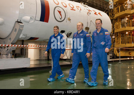 Auf dem Kosmodrom Baikonur in Kasachstan, Expedition 37/38 Flight Engineer Michael Hopkins der NASA (links), Sojus Commander Oleg Kotov (Mitte) und Flugingenieur Sergey Ryazanskiy (rechts) vorbei an den Sojus Trägerrakete Sept. 14 während einer "fit Check "Generalprobe Training. Die drei Crewmitglieder sind die Vorbereitung für den Start Sept. 26, Kasachisch, von Baikonur aus auf Ihre Sojus TMA-10 M Raumfahrzeug zu beginnen fünf und einem halben Monat Mission auf der Internationalen Raumstation. NASA/Victor Zelentsov Sojus TMA-10 M Crew während der 'fit' Stockfoto