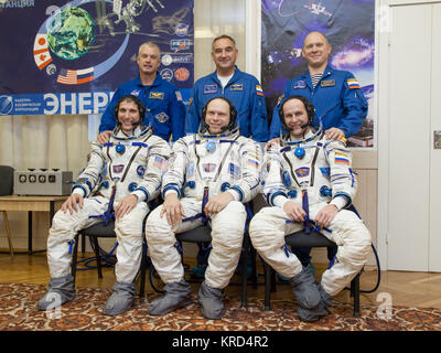 Auf dem Kosmodrom Baikonur in Kasachstan, Expedition 37/38 Flight Engineer Michael Hopkins der NASA (vorne links), Sojus Commander Oleg Kotov (vorne Mitte) und Sergey Ryazanskiy (vorne rechts) posieren für Fotos mit Ihren backup Crewmitglieder Sept. 14 während einer "fit Check "Generalprobe Übung. Die Backups steht hinter der Prime Crew sind Steve Swanson von der NASA (links), Alexander Skvortsov und Oleg Artemjew. Hopkins, Kotov und Ryazanskiy bereiten für den Start Sept. 26, Kasachisch, von Baikonur aus auf Ihre Sojus TMA-10 M Raumfahrzeug zu fünf und einem halben Monat Mission auf der Internationalen S beginnen Stockfoto