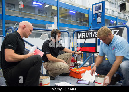 Foto DATE: 09-17-13 LOCATION: Gebäude. 9 NW-ISS Mockups betrifft: Expedition 40/41 Ernstfall Crew Training mit Crew Mitglieder Maxim Suraev, Alexander Gerst und Reid Wiseman. Fotograf: BILL STAFFORD Sojus TMA-13 M Besatzung im Notfall Szenario Schulung im JSC Stockfoto