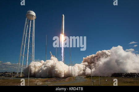 Die Orbital Sciences Corporation Antares Rakete, mit der Cygnus cargo Sonde an Bord, als es von Pad-0 des Mittelatlantischen Regional Spaceport (MARS), Mittwoch, Sept. 18, 2013, NASA Wallops Flight Facility, Virginia startet. Cygnus ist auf dem Weg Rendezvous mit der Raumstation. Die Sonde liefert über 1.300 Pfund (589 kg), Cargo, einschließlich Nahrungsmittel und Bekleidung, zu der Expedition 37-Crew. Photo Credit: (NASA/Bill Ingalls) Antares Orb-D1 startet von Wallops (201309180011 HQ) Stockfoto