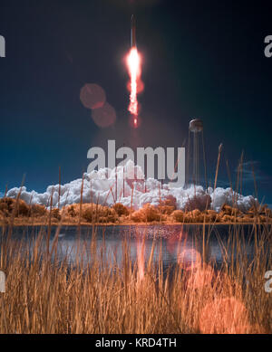 Die Orbital Sciences Corporation Antares Rakete, mit der Cygnus Fracht an Bord der Sonde, ist in der falschen Farbe infraroten Bild gesehen, wie es von Pad-0 des Mittelatlantischen Regional Spaceport (MARS), Mittwoch, Sept. 18, 2013, NASA Wallops Flight Facility, Virginia startet. Cygnus ist auf dem Weg Rendezvous mit der Raumstation. Die Sonde liefert über 1.300 Pfund (589 kg), Cargo, einschließlich Nahrungsmittel und Bekleidung, zu der Expedition 37-Crew. Photo Credit: (NASA/Bill Ingalls) Antares Orb-D1 startet von Wallops (201309180016 HQ) Stockfoto