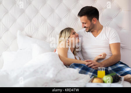 Romantisches Brautpaar mit Frühstück im Bett Stockfoto