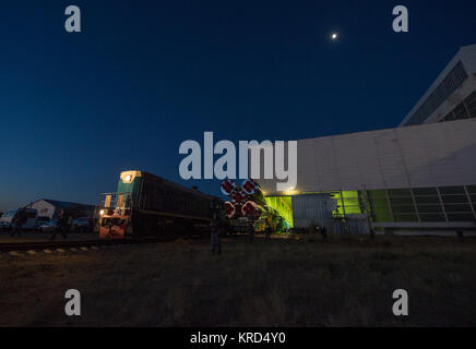 Die Sojus Rakete aus Gebäude 112 auf dem Kosmodrom Baikonur seinen Weg zur Startrampe, gerollt, Montag, Sept. 23, 2013 in Kasachstan. Start der Sojus-Rakete ist für den 26. September geplant und wird senden Expedition 37 Oleg Kotov, NASA-Flugingenieur Michael Hopkins und Bordingenieur Sergej Ryazansky auf fünf und einem halben Monat Mission an Bord der Internationalen Raumstation. Photo Credit: (NASA/Carla Cioffi) Sojus TMA-10 M Sonde roll out mit dem Zug (1) Stockfoto