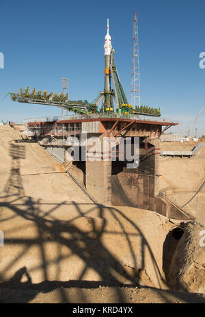 Die Sojus Rakete auf der Startrampe kurz nach in die aufrechte Position am Montag, Sept. 23, 2013 angehoben wird, gesehen, auf dem Kosmodrom Baikonur in Kasachstan. Start der Sojus-Rakete ist für den 26. September geplant und wird senden Expedition 37 Sojus Commander Oleg Kotov, NASA-Flugingenieur Michael Hopkins und Bordingenieur Sergej Ryazansky auf fünf und einem halben Monat Mission an Bord der Internationalen Raumstation. Photo Credit: (NASA/Carla Cioffi) Sojus TMA-10 M Satelliten im Kosmodrom Baikonur Pad (7) Stockfoto