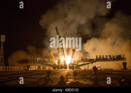 Die Sojus TMA-10 M Raketenstarts vom Kosmodrom Baikonur in Kasachstan am Donnerstag, Sept. 26, 2013 Durchführung der Expedition 37 Sojus Commander Oleg Kotov, NASA-Flugingenieur Michael Hopkins und Bordingenieur Sergey Ryazanskiy zur Internationalen Raumstation. Ihre Sojus Rakete bei 2:58:00 Uhr lokaler Zeit. Photo Credit: (NASA/Carla Cioffi) Sojus TMA-10 M-Rakete von Baikonur gestartet (2) Stockfoto