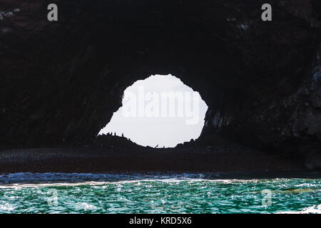 Licht comin durch eine Höhle in die Islas Ballestas, Halbinsel Paracas, Peru Stockfoto