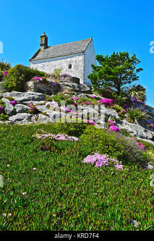 Chapelle Sainte Barbe (1619) befindet sich auf einem Hügel mit Blick auf die Bucht von Roscoff in der Bretagne Nordfrankreich gehockt Stockfoto