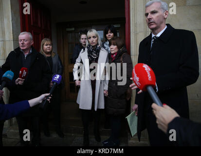 Clodagh Hawe Mutter Marias Coll (rechts) und Schwester Jacqueline Connelly (Mitte) außerhalb Cavan Court House im Anschluss an die Untersuchung in den Tod der Hawe Familie letztes Jahr. Bild Datum: Dienstag, 19 Dezember, 2017. Eine Schule vice Principal, der seine Familie getötet und sich selbst erschrak, deprimiert und schwer psychisch Kranke in den Monaten vor dem Mord - Selbstmord, eine Untersuchung, ist erklärt worden. Siehe PA Geschichte UNTERSUCHUNG Hawe Irland. Photo Credit: Brian Gesetzlosen/PA-Kabel Stockfoto