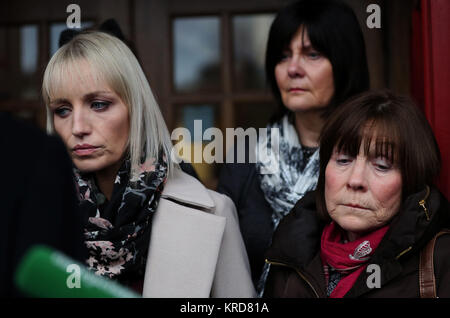 Clodagh Hawe Mutter Marias Coll (rechts) und Schwester Jacqueline Connelly (Links), die außerhalb Cavan Court House im Anschluss an die Untersuchung in den Tod der Hawe Familie letztes Jahr. Bild Datum: Dienstag, 19 Dezember, 2017. Eine Schule vice Principal, der seine Familie getötet und sich selbst erschrak, deprimiert und schwer psychisch Kranke in den Monaten vor dem Mord - Selbstmord, eine Untersuchung, ist erklärt worden. Siehe PA Geschichte UNTERSUCHUNG Hawe Irland. Photo Credit: Brian Gesetzlosen/PA-Kabel Stockfoto