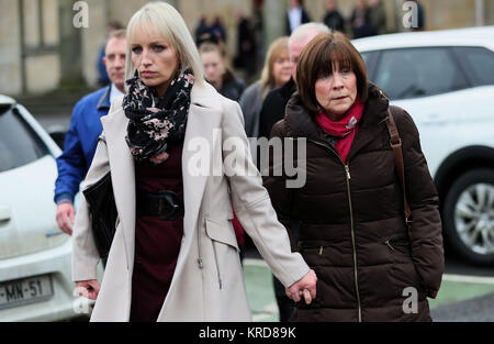 Clodagh Hawe Mutter Marias Coll nach der Untersuchung in den Tod der Hawe Familie letztes Jahr (rechts) und Schwester Jacqueline Connelly verlassen Cavan Court House. Bild Datum: Dienstag, 19 Dezember, 2017. Eine Schule vice Principal, der seine Familie getötet und sich selbst erschrak, deprimiert und schwer psychisch Kranke in den Monaten vor dem Mord - Selbstmord, eine Untersuchung, ist erklärt worden. Siehe PA Geschichte UNTERSUCHUNG Hawe Irland. Photo Credit: Brian Gesetzlosen/PA-Kabel Stockfoto