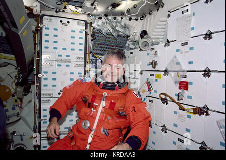 STS 097-310-026 (11 Dezember 2000) - - - Astronaut Marc Garneau, Vertreter der Kanadischen Raumfahrtagentur (CSA), ist in der Startleiste und im Anzug auf die middeck der Erde fotografiert Umkreisen von Space Shuttle Endeavour vor dem Wiedereintritt. MS Garneau in seinem LES während des Re-entry Vorbereitungen für STS-97 Stockfoto