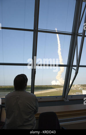 Shuttle-start Direktor Mike Leinbach views STS-133 Launch von Feuern Zimmer 4 Stockfoto