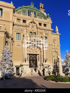 Casino de Monte Carlo, dem berühmten Casino in Monte Carlo, äußere Seitenansicht, Monaco, gegen den klaren blauen Himmel, Mittelmeer Stockfoto