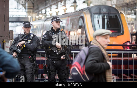 Bewaffnete britische Verkehrspolizisten auf Patrouille in Manchester Piccadilly, da die Truppe ankündigt, dass sie zum ersten Mal bewaffnete und spezialisierte Einsatzkräfte außerhalb von London haben wird. Stockfoto