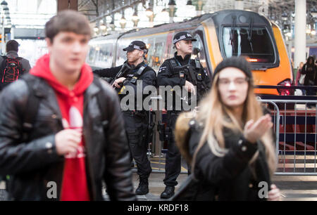 Bewaffneten britischen Transport Polizisten auf Streife in Manchester Piccadilly als Kraft gibt bekannt, dass zum ersten Mal, wird es bewaffnete Offiziere und Spezialist Operations Officers außerhalb von London. Stockfoto