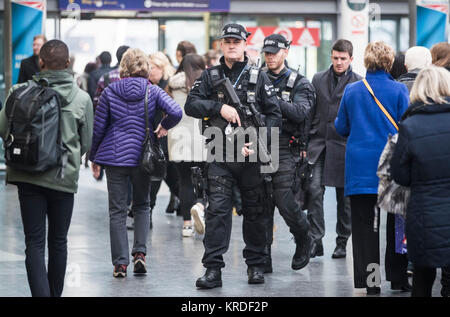 Bewaffnete britische Verkehrspolizisten auf Patrouille in Manchester Piccadilly, da die Truppe ankündigt, dass sie zum ersten Mal bewaffnete und spezialisierte Einsatzkräfte außerhalb von London haben wird. Stockfoto