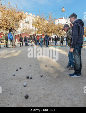 Gruppe der Männer spielen Boule oder Pétanque, ein typisch französisches Kugelspiel, in Cannes, Côte d'Azur, Südfrankreich Stockfoto