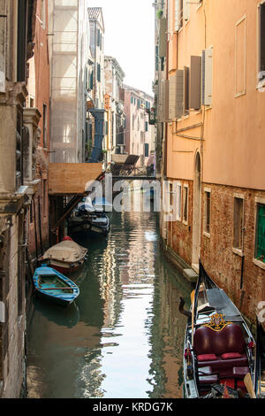 Eine der vielen schmalen Kanäle in Venedig, Italien Stockfoto