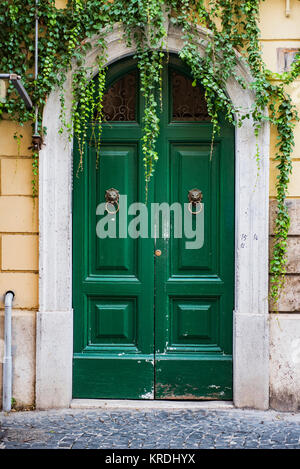Schöne Tür in Rom, Italien Stockfoto