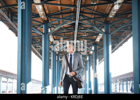 Reifen Geschäftsmann auf einem Bahnhof. Stockfoto