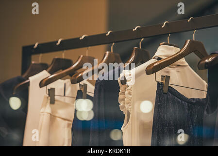 Frauen Kleidung auf Regalen in einem Fashion Store Stockfoto