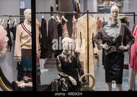 Clothing Store Konzept: Schaufensterpuppen im Fenster "Anzeige" Stockfoto