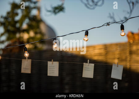 Glühlampen in einem Garten - Sommer Party und Kultur Konzept Stockfoto