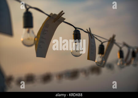 Glühbirnen und Papiere bei Sonnenuntergang Stockfoto