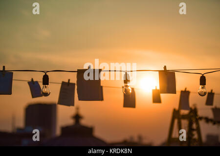 Glühbirnen und Papiere bei Sonnenuntergang Stockfoto