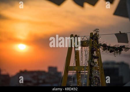 Papiere mit Literatur und eine Stadt sunset Hintergrund Stockfoto